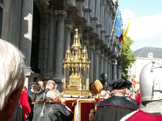 お役目を果たした聖遺物は聖血礼拝堂へと帰っていきます。