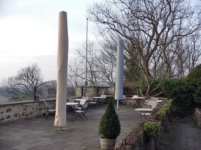 ホテルの外にもテラスがありますが、ここも冬は使われていません。夏は景色が良さそうです。