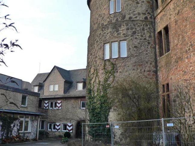 右側の丸い塔と左側が本館で、ここに客室があります。