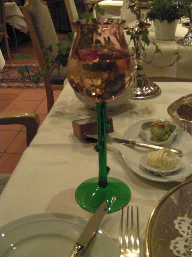 バラのお酒が入ったスパークリングワインを食前酒に戴きました。バラの形のグラスに、バラの花びら入りで出てきて、かわいらしいです。以前は販売もしていて人気があったそうですが、製造している工房がやめてしまったので、今は販売はしていないそうです。