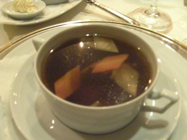 コンソメスープです。ちょっと濃い目の味でしたがおいしいです。