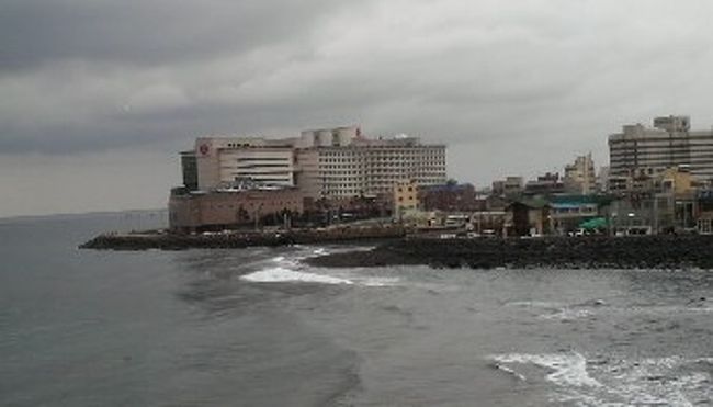 朝4時起き･･･眠い･･･成田は遠い･･･<br />成田→済州島 ｺﾘｱﾝｴｱｰで約3時間、到着したのはお昼頃でした。なんだか人が少ない。案の定入国審査はあっという間。おせちみたいな機内食を食べたものの、お腹すいた･･･　しかし、強制的に新羅免税店に連れて行かれました。規模は割りと小さめで、行く所、行く所店員さんが寄ってきます。ざっと見て、ﾎﾃﾙへ！<br />今回の宿泊は、旧ﾁｪｼﾞｭの『ラマダプラザ済州』