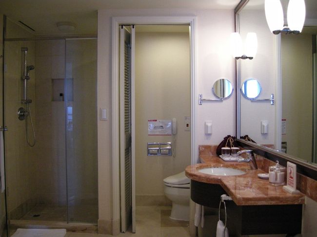 ﾊﾞｽﾙｰﾑはこんな感じ！手前にﾊﾞｽﾀﾌﾞがあります。<br />ﾄｲﾚはｳｫｯｼｭﾚｯﾄ付き。中々快適に過ごせそう。