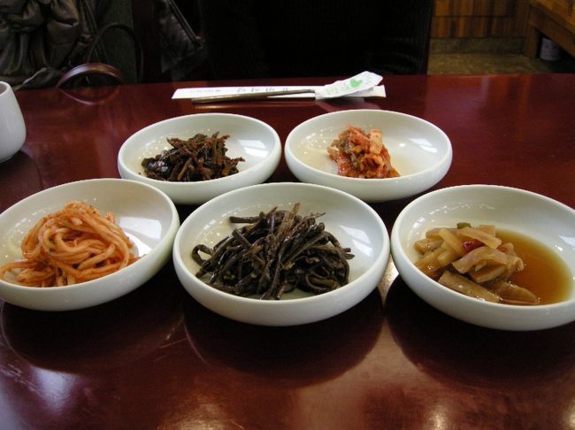 お腹が空いていたので、早速お食事。ﾎﾃﾙ向かいにある鮑料理のお店『ユビン』へ。15時頃でしたが、子供連れの家族が1組、ｶｯﾌﾟﾙが1組居ました。あわび粥を食べることに決めてあったので迷わず注文しました。(10,000w)初めにおかずが登場。どれも美味し〜い♪