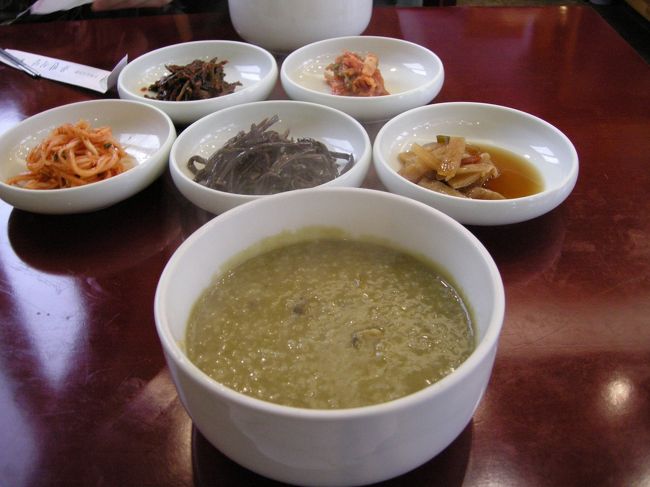 かな〜り待たされ、あわび粥登場！あわびの肝が混ぜてあり、ｺｸのあるお粥でした。やわらかいあわびもたくさん入っていてとても美味しくいただきました。かなりの量で、お腹いっぱい。