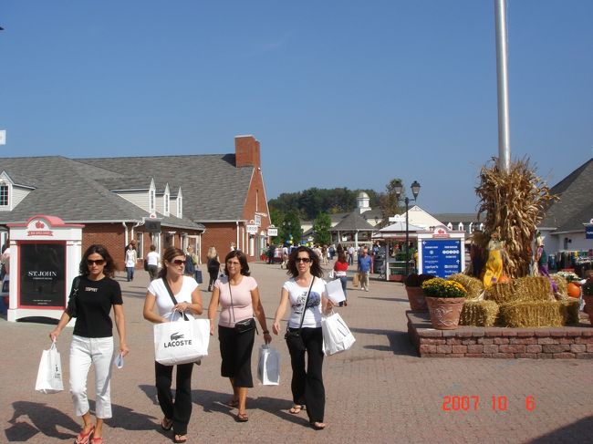 　ウッドベリー・コモン・プレミアム・アウトレット。<br /><br />　金、土、日は通常よりさらに安い。