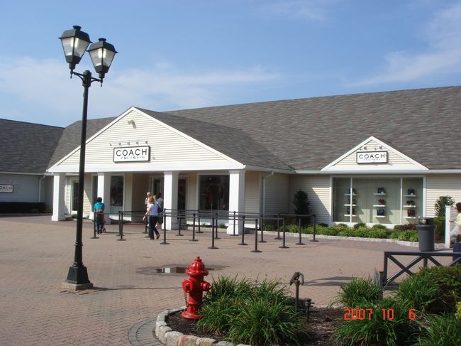 　Coach。<br /><br />　母のためにバッグを、自分用に牛革のブリーフ･ケースを激安価格で購入。