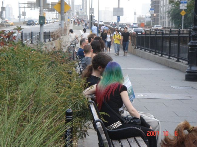 　道はブルックリン・ブリッジに続く。