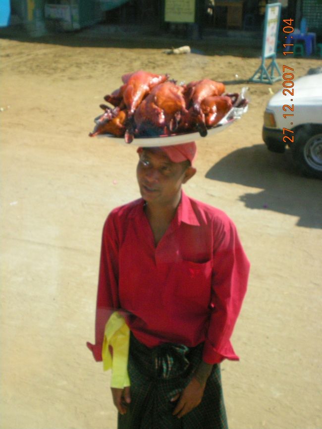 ヤンゴンのバスターミナルから<br />ゴールデンロックを見に行きます。<br /><br />外人はミャンマー人の１０倍料金です。<br /><br />バスの周りには器用に頭に売り物を載せた人々が居ます。