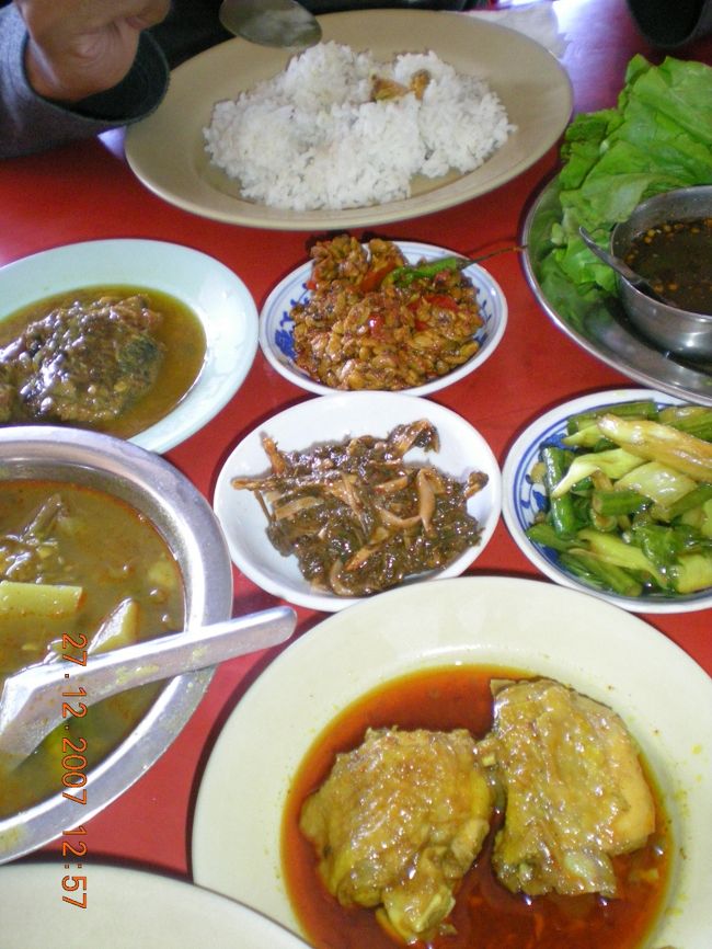 途中で食事をします。<br /><br />ミャンマーには日本とそっくりな納豆があります。<br /><br />たまに、砂利が入っているのもご愛嬌。<br /><br />唐辛子入りやお新香入りもあり<br /><br />とてもご飯が進みます。