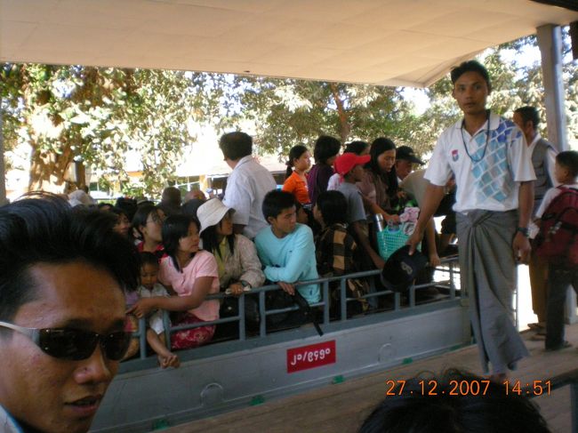 自分の体内ガソリンも補充したことですし<br />気持ちを引き締めて急な山道を<br />このトラックで登ります。<br /><br />４０名近くが荷台に乗ります。<br /><br />トラックの助手席などは、値段が高くなります。<br /><br />一番前に乗ったので、現地人や子供と立ちあがり<br />手すりに捕まり風を浴びていました。<br /><br /><br />