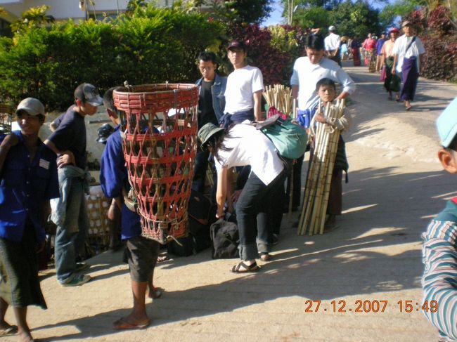 トラックの終着地点から今度は徒歩になります。<br /><br />せっかく聖なる場所へ来たのだから<br />自分の足で登らなければ<br /><br />と固い信念の元登り始めたはいいものの<br />すぐに息が上がりました。<br /><br />坂が急すぎます。<br />極度の貧血の中年にはとても厳しい。<br />