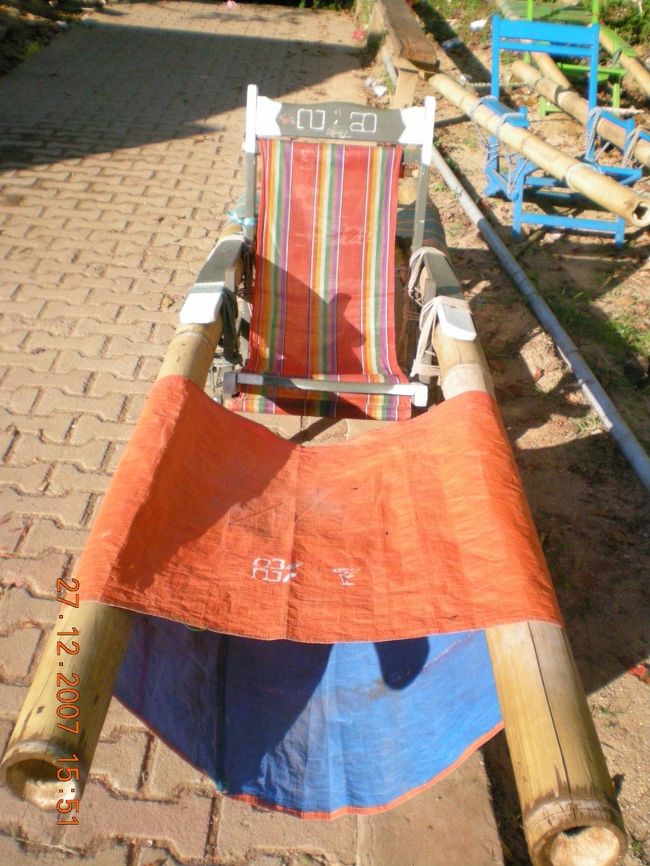 そんな　病弱なおばさん、おじさんには<br /><br />担架があります。<br /><br />しかし、自分には恐ろしく値段が高く<br />やはり自力で登りました。<br /><br />次回　もし再度登る事があるなら<br />絶対に担架に乗りたいと思います。