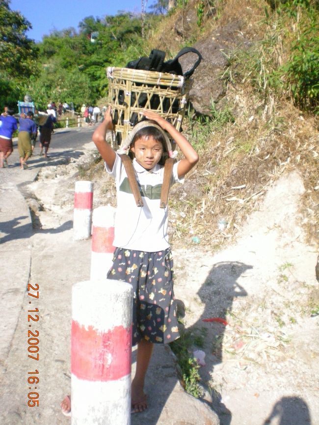 自分でも何故こんなに重いんだ　というリュックを<br />申し訳ないけれど<br />荷物運びの籠やの子供に預けました。<br /><br />