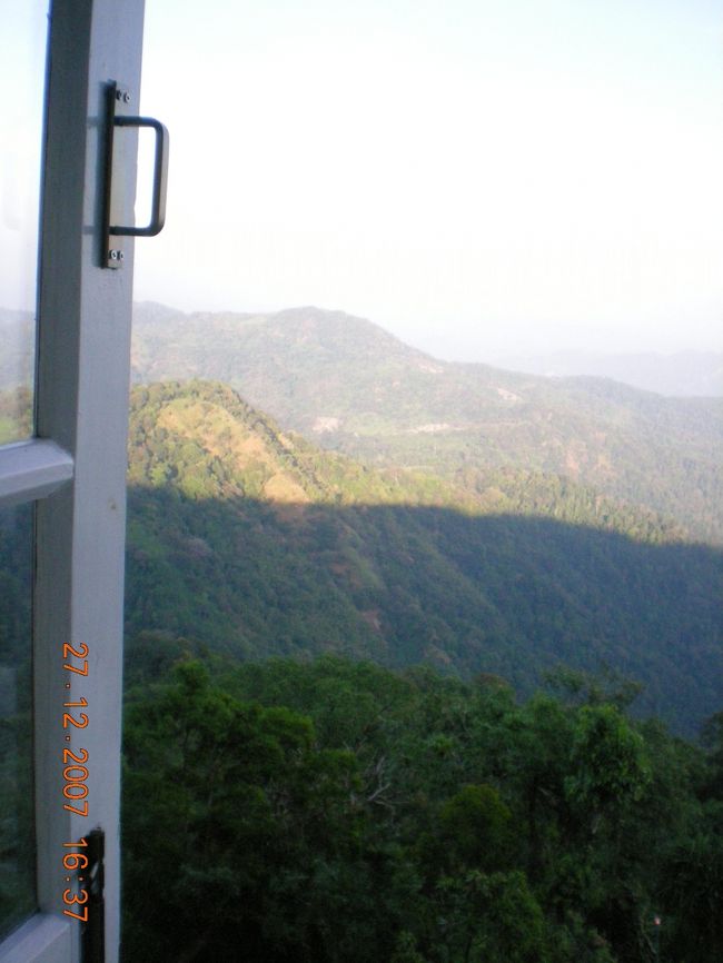 １時間近くかかって　やっとホテルに到着。<br /><br />窓からの景色です。<br /><br />もう、何かやり遂げた気分で<br />このまま　ビール飲んで寝てしまいたかったのですが<br /><br />これからが本命<br />