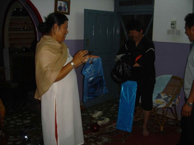 ポカラでの最後の夜<br />Ｒの奥さんがたくさんのお土産をくださいました<br /><br />パシュミナショール<br />Ｔシャツ<br />刺繍のブラウス<br />工芸品　　etc.<br />