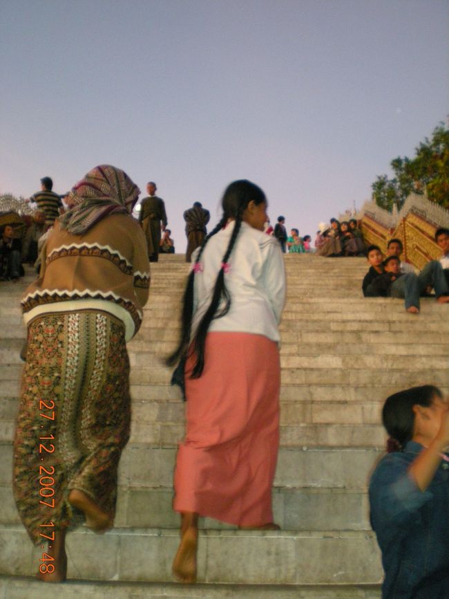 ここは　誰しもが裸足にならなければいけません。<br /><br />靴は小銭で見張りをしてくれる地元民がいます。<br /><br />因みに私はジーンズでしたが<br /><br />いきなりお坊さんに怒られました。<br />ミャンマー人の友人が<br /><br />「彼女外人です。。」<br />というと<br />「ならいい」<br />と許されましたが<br /><br />できることなら女性は<br />ロングスカートか、ロンジーを事前に購入して着替えた方が賢明です。<br /><br />びっくりしました。。。<br /><br />