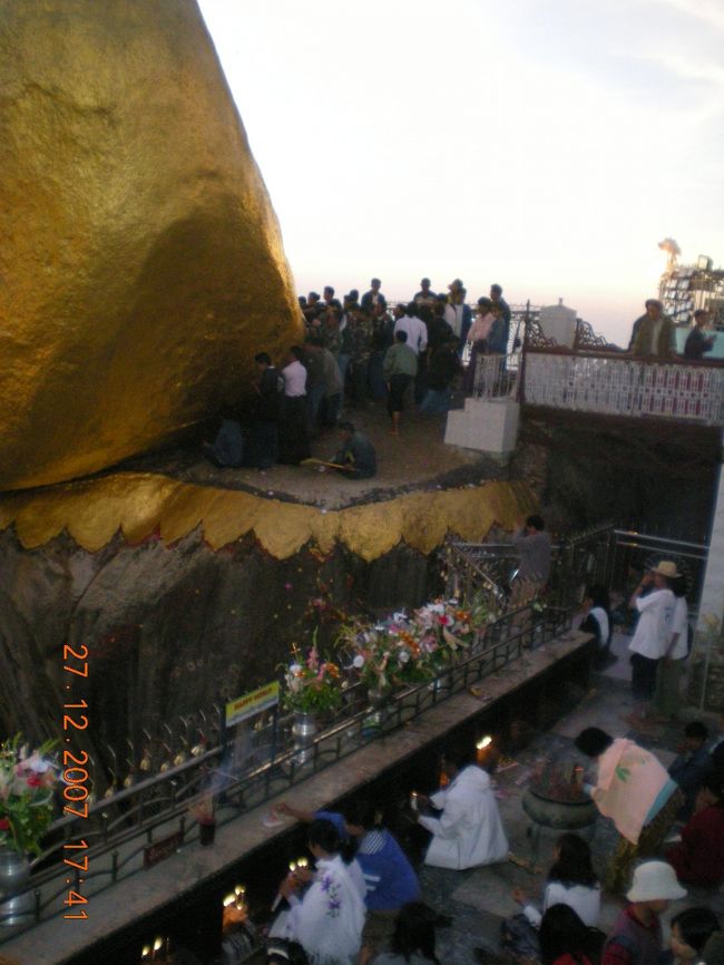 女性は何故か不浄だからと、<br />触る事はできません。<br /><br />でも、お金（ドネーション）はせびられました。<br />触ることはできないのに、お金はくれと？<br /><br />「すいません。まだ、チャット無いです。」<br />と大嘘をついてその場を立ち去りました。<br /><br />しかし、すごいです。金色が夕闇に生えます。