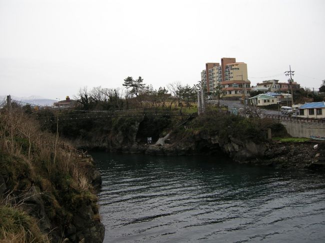 お腹いっぱいになったので周辺を散策。曇っていたものの風はあまりなく、竜頭岩へ行くことに♪<br />途中にあったつり橋です。