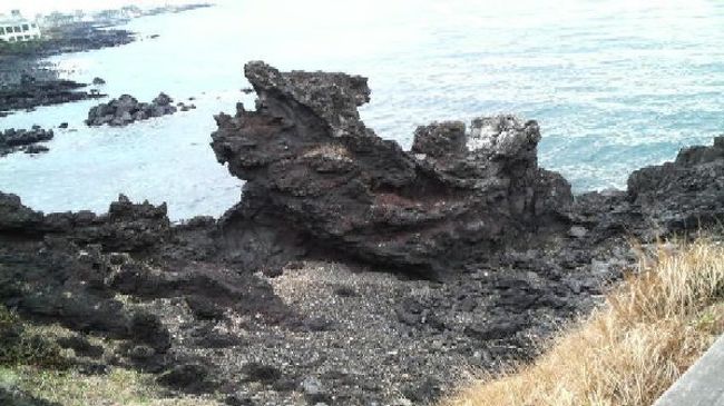 竜頭岩到着！溶岩が噴出してこのような形になったそうです。