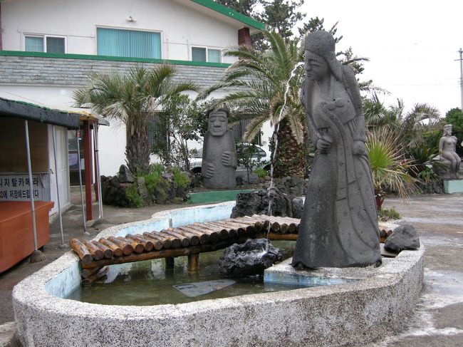 色々な所に、この様な女性がカメを担ぎ、カメから水が流れている像がありました。昔、水汲みは女性の仕事で、水を大切にしましょうと言う想いが込められているそうです。