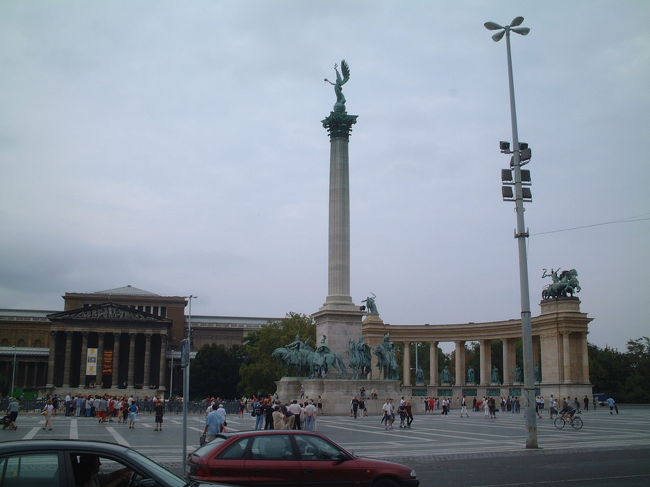 ハンガリーの首都ブダペストの英雄広場です。