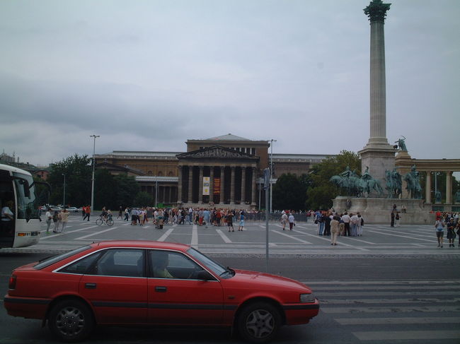 奥に見えるのが、西洋美術館。