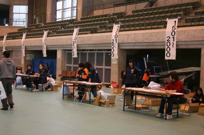 那覇空港到着後レンタカーにて那覇市内（公設市場-国際通り）寄り道-沖縄市の沖縄県総合運動公園へ。体育館で受付完了。