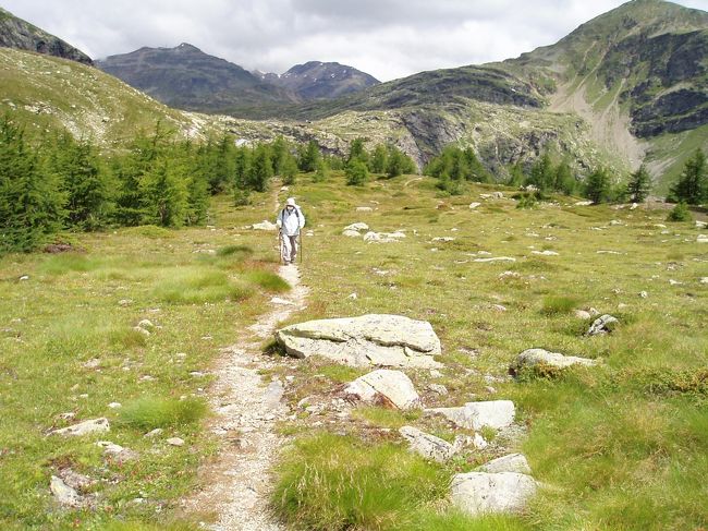 スイス高山のマスクの女