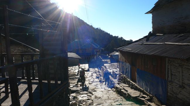 ゴレパニを出発して1時間ほど下ったNangethanti（ナンゲタンティ）の石畳を歩く。<br />