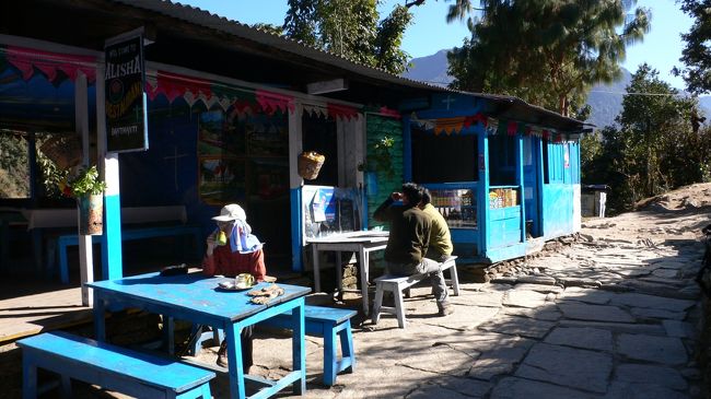 ゴレパニを出発して２時間ほど下ったBanthanti(バンタンティ）で10時半のお茶タイム。<br />