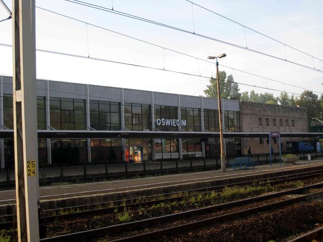 最寄り駅オシフィエンチム。ここからバスで博物館へ。たまたま、博物館のスタッフが同じバスになり、下りるバス停を教えてくれた。