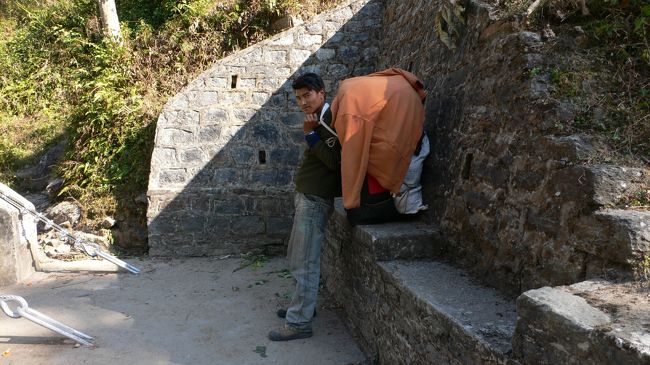 休憩するポーターのパサンさん(19歳）。