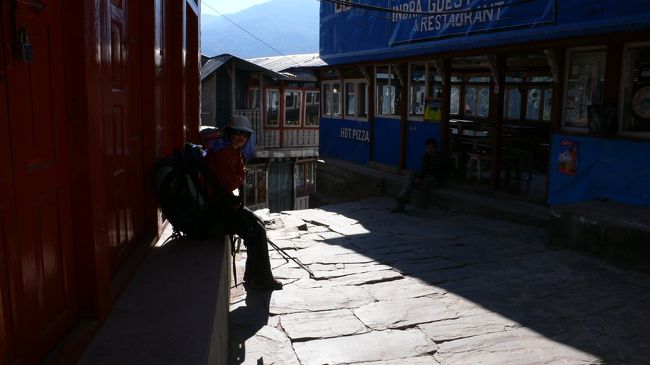 Tirkhedhunga(ティルケドゥンガ・1540m)で小休止。<br />