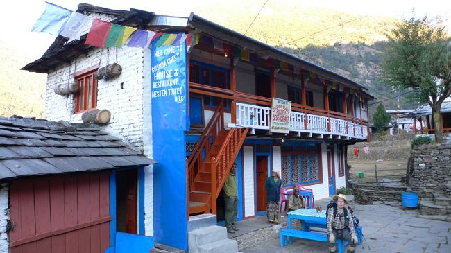 Hile(ヒレ･1430m）のゲストハウス(Sushma Guest House)外観。<br />卵・野菜スープはおいしかったが、ガス式の有料シャワーはお湯の出が悪く、これまでで最悪で高地なら風邪を引いていたかも。<br />ガスの量に対して水圧が足りないらしく、ガスがボン！ボン！と断続的に鳴り続け爆発するのではないかとこわごわ入った。<br />シャワー代が一人50ルピーは高いと思った。<br />本気で値切りたいくらいだった。<br />