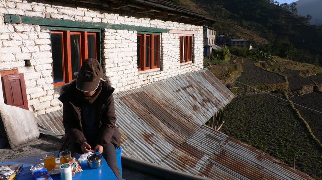 ヒレの宿のテラスでの最後の3時のティー・タイム。<br />眼下には棚田が広がる。<br />このテラスにはなぜかドミトリー･ルームからのみ通じる。<br />