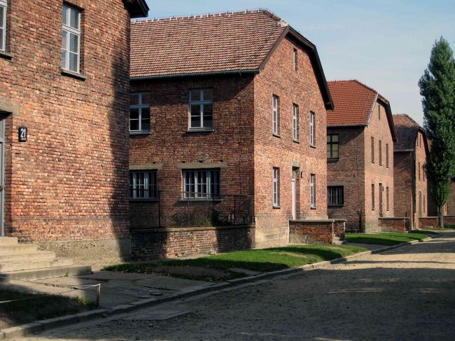 当時の囚人棟の中に、整然と展示物が並ぶ。