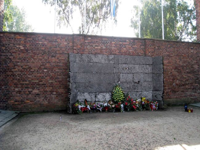 銃殺用「死の壁」。