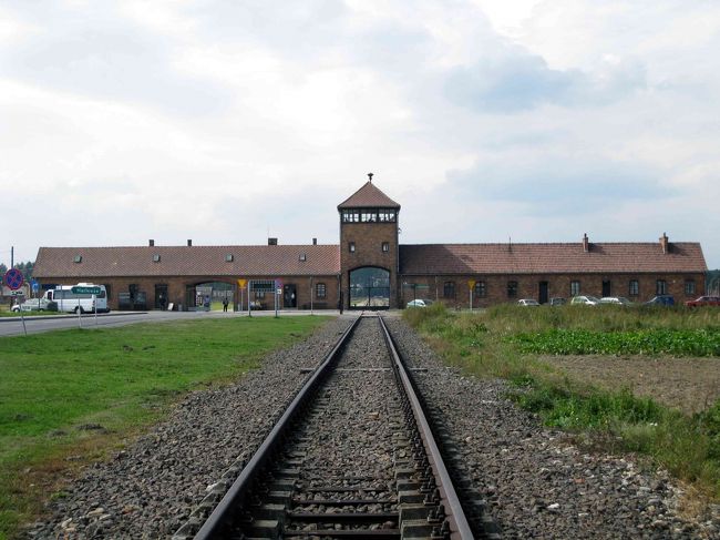 アウシュヴィッツから、ビルケナウまで歩く。