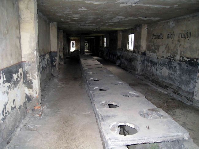 プライバシーのない共用トイレ。