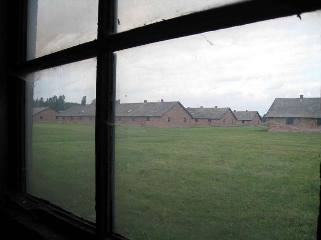 窓外の囚人棟。<br />