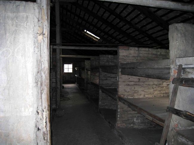 収容された人々が使用していた、木製ベッド。