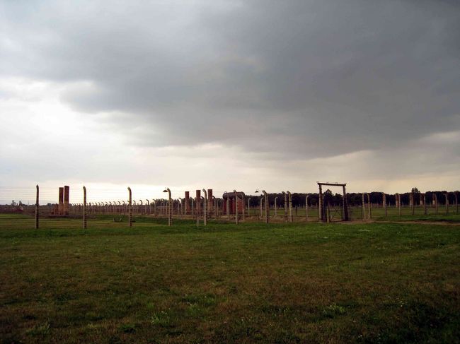 天気が急変して暗雲立ちこめ、雨が降り出す。濡れながら、広大な敷地を歩く事に。