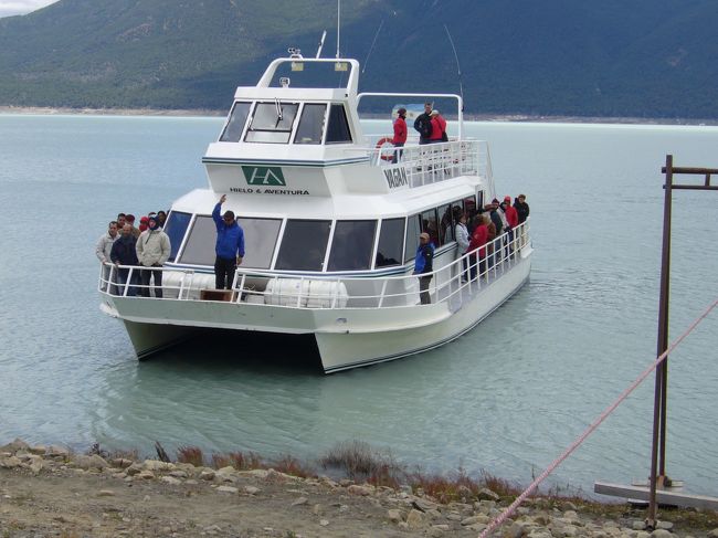 　翌朝、観光バスでペリト・モレノ氷河観光に出発。宿を出発しておよそ2時間後、バスを降りて氷河見物船に乗り込みました。