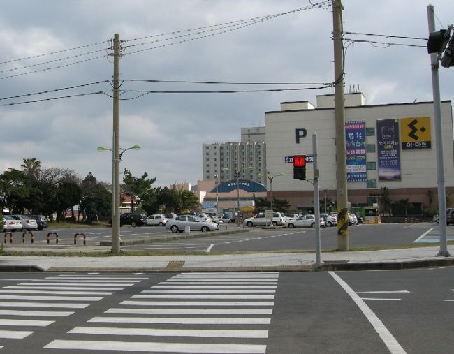 滞在中何度も行った、ﾎﾃﾙのすぐそばにある『Eマート』食品、日用品、本等さまざまな物がお手頃価格であります。お土産はここで購入しました。入り口で持ち物をﾛｯｶｰに預けてから入店します。