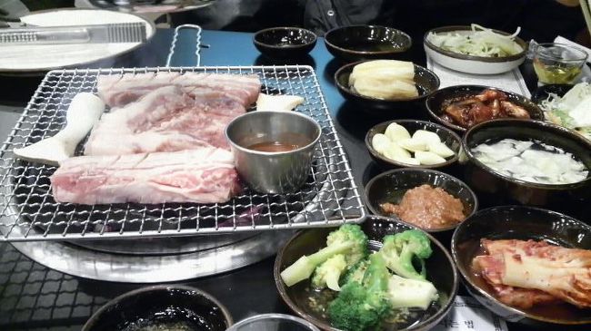 そうこうしているうちに、夕食の時間になりました。黒豚を食べに、ﾀｸｼｰで新済州の『黒豚屋(フットンガ)』へ。<br />建屋が２棟もある大きなお店でした。お店の人達はとても親切で、日本語が出来る店員さんも何人かいます。ﾒﾆｭｰは日本語ﾒﾆｭｰがありました。迷わずｾﾝｶﾙﾋﾞ2人前注文！(1人前15,000W)通常は銀色のお箸ですが、割箸にしてくれたり、お肉を焼いたり切ったりひっくり返したりと、色々気を使って下さいました。おかずも５〜６種類出てきて、どれもこれも美味しかった！なかでもｹｼﾞｬﾝはものすごく美味しくて、しかもおかわり自由なので、いっぱい食べちゃいました。そうそう、黒豚ですが炭火で表面がかりっとして、中はｼﾞｭｰｼｰ、臭味もなく大変味わいのある美味しいお肉でした。<br />追加料理を頼むこともなく、お腹いっぱ〜い。<br />このお店は絶対ｵｽｽﾒですっ！！！<br />