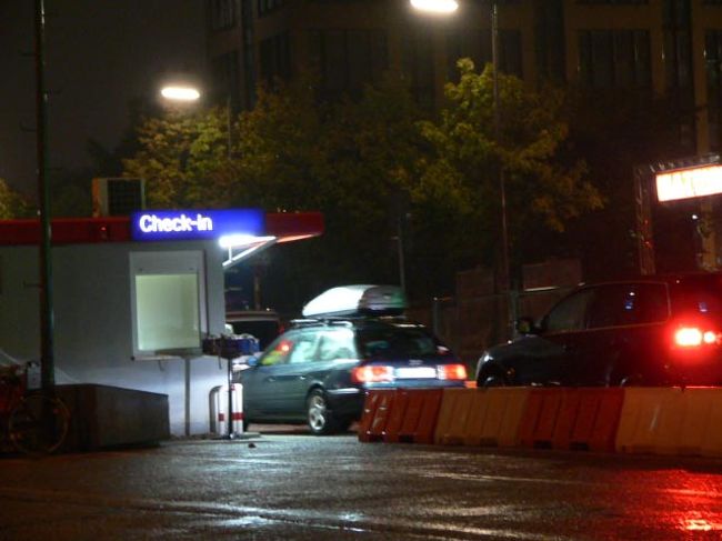 Check inの看板が出ているところに行って、切符を見せます。切符はインターネットで購入して自分で印刷して持っていけばOKです。ここで、宛て先を印刷したA4の紙がもらえるので、それをダッシュボードにおいておきます。