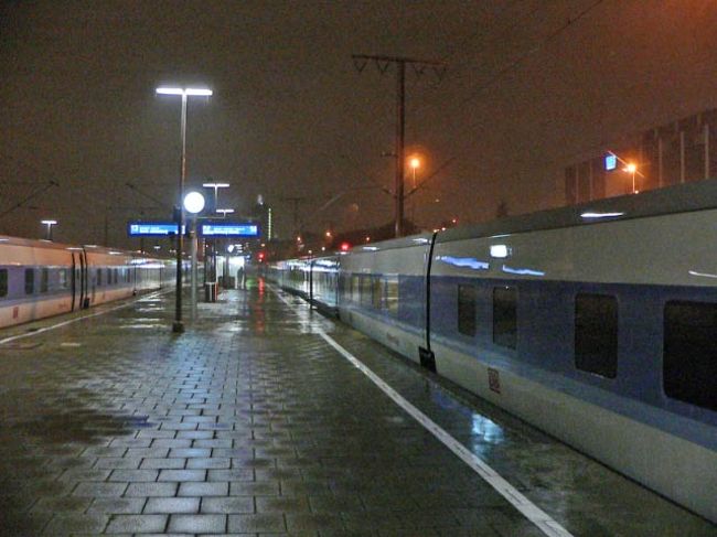 しばらくすると自動車の積み込みが始まります。係員の指示に従い、自動車用の貨車に乗り入れたら、車から荷物を持って降ります。自動車用の貨車は人用の客車とは別のところに止まっているので、ホームまで荷物を持って歩いていく必要があります。出発するときには、車の貨車と客車は連結されます。