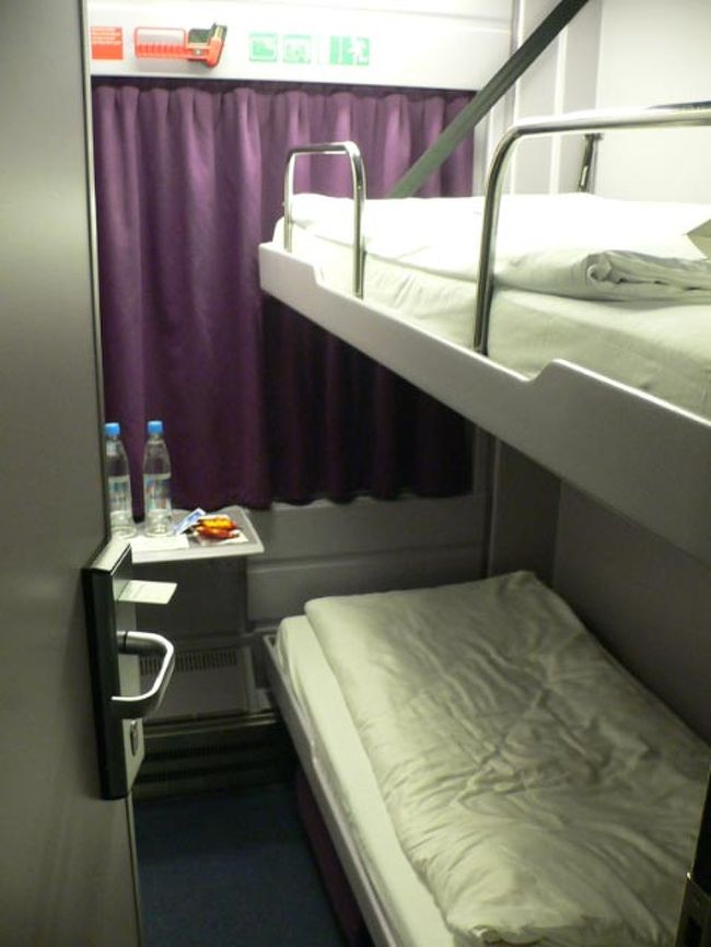 個室寝台の様子。一人用と二人用がありますが、２段目のベットがたたんであるかどうかだけの違いです。<br />天井近くに荷物を載せるスペースがあります。スーツケースはちょっと難しいかもしれませんが、ボストンバックくらいなら十分のせられます。