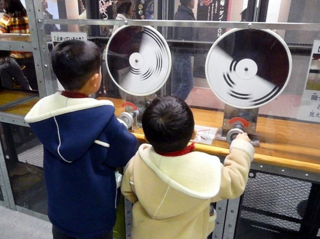 ベンハムの円盤　<br />白と黒の円盤を早くまわす事で不思議と色が見えてきます　<br />これは色を認知するのに要する時間が色毎に違う事から来る、ズレによって錯覚を起こすそうです